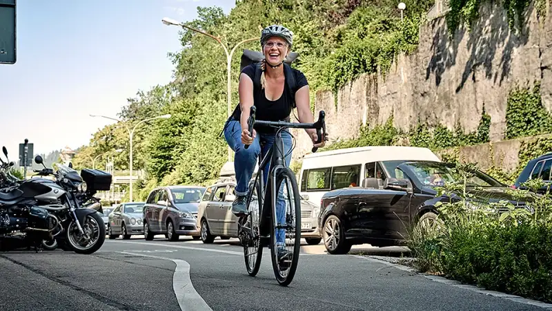 Frau fährt mit JobRad am Stau vorbei