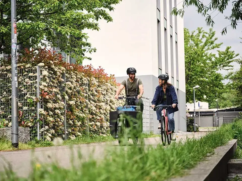 Lastenrad und Fahrrad auf Fahrradweg urban